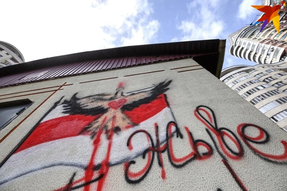 Если вандальная надпись сделана в подъезде - ее удалят за счет жильцов, если на улице – на счет местного бюджета