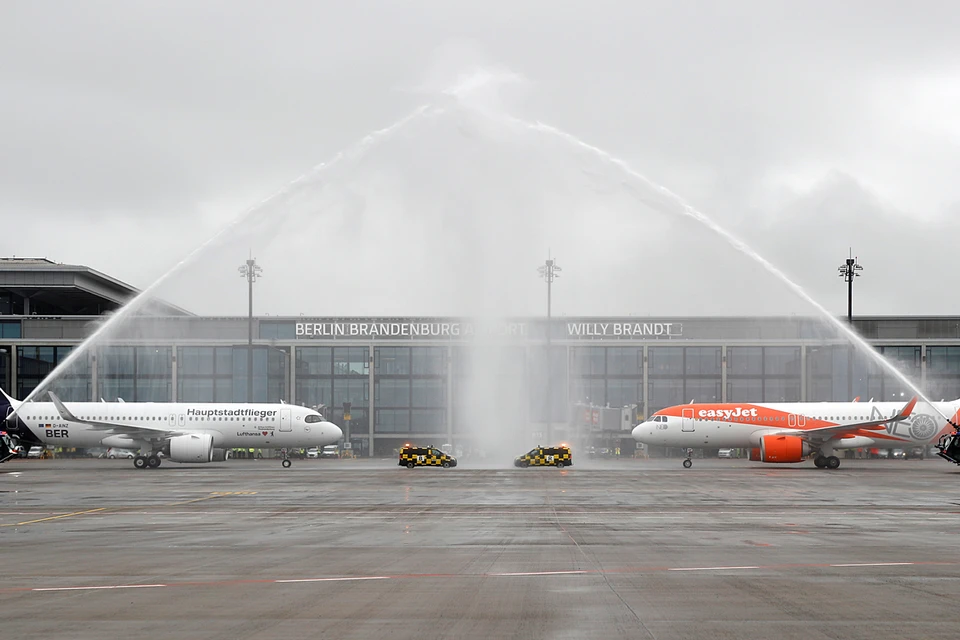 Сегодня в аэропорту одновременно приземлились два самолета: авиакомпании Easyjet из берлинского аэропорта Тегель и рейс Lufthansa из Мюнхена
