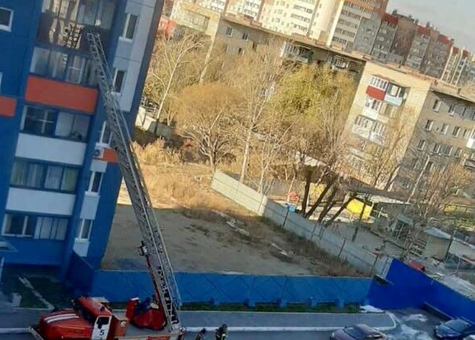 Пожарные проникли в квартиру через балкон. Фото: ГУ МЧС России по Челябинской области.