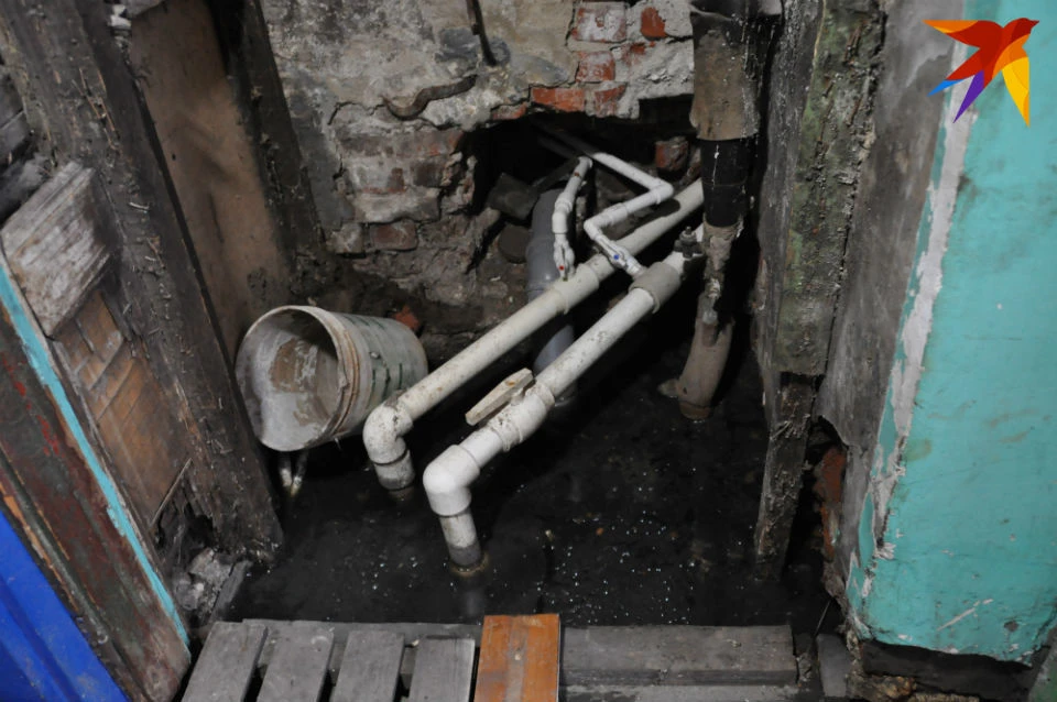 Жильцы дома №70 на проспекте Ленина уже несколько лет страдают от подтопления подъездов водами канализации.