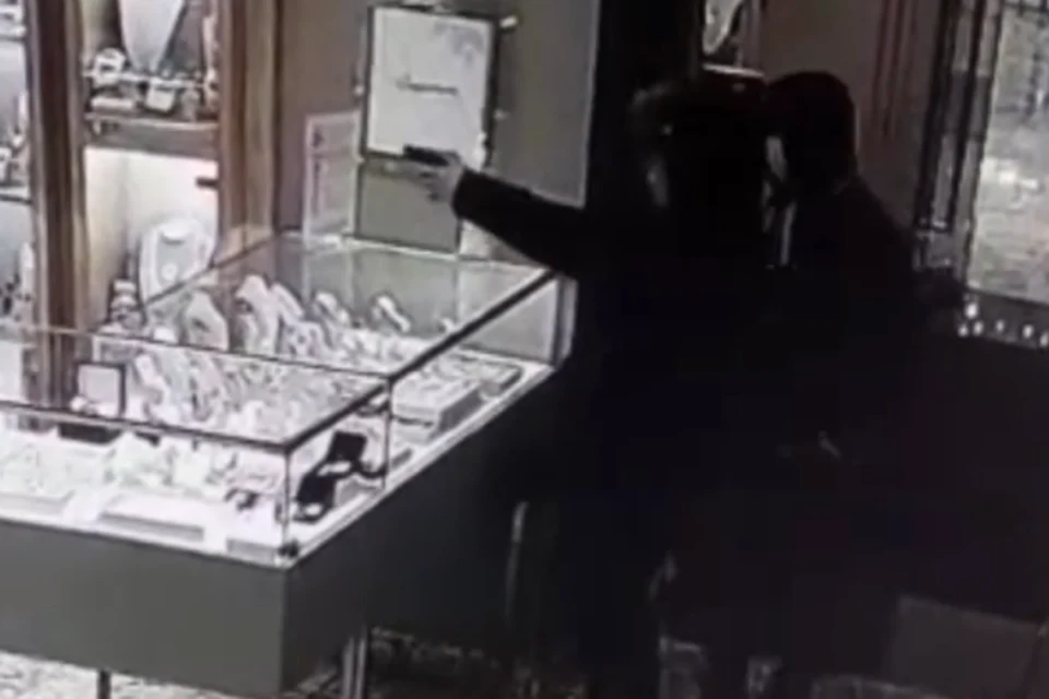 Подростки с игрушечным пистолетом совершили налет на ювелирный магазин в Иркутске. Фото: ГУ МВД России по Иркутской области