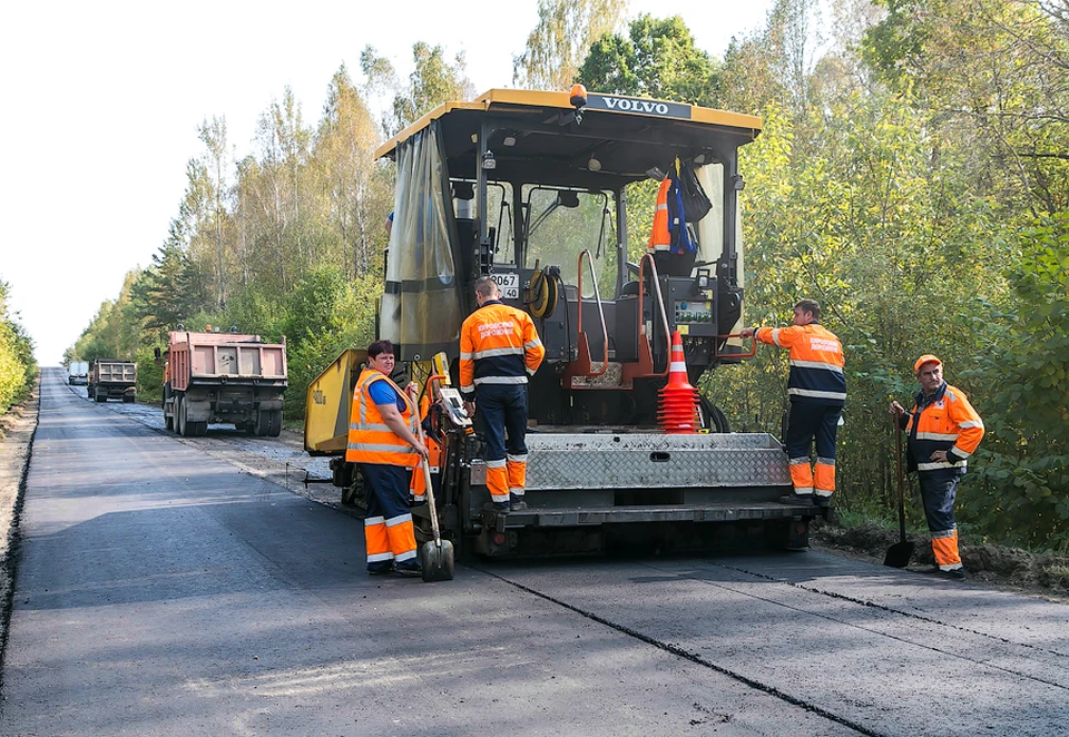 Идет укладка верхнего слоя асфальтобетона