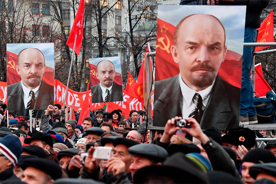 Российские коммунисты празднуют годовщину революции