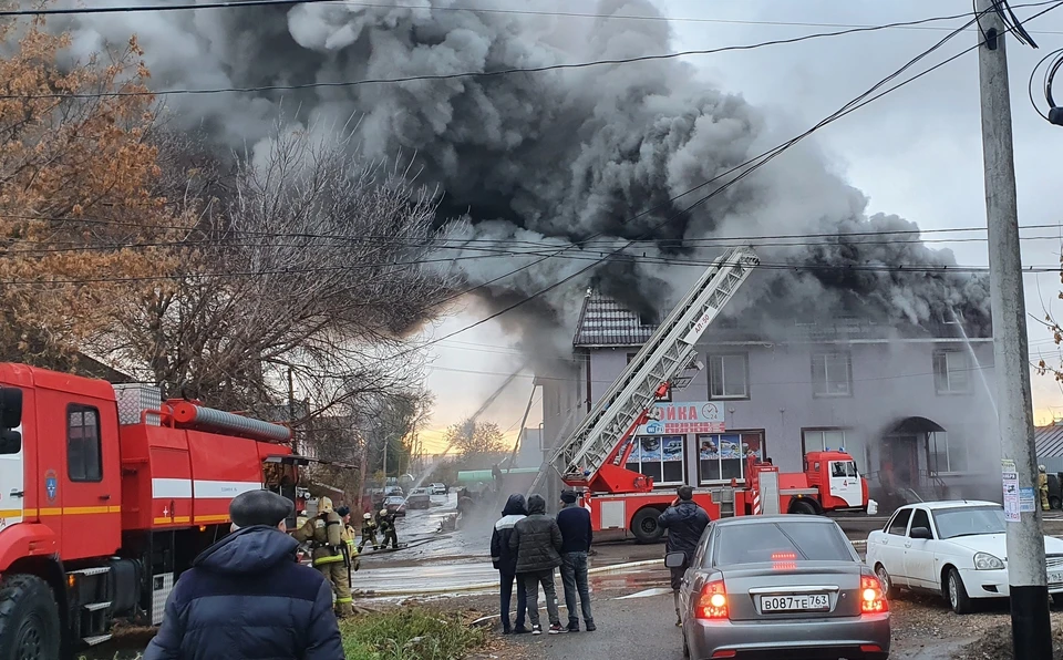 В Самаре серьезный пожар случился в здании с автомойкой. Фото: Дмитрий Кошелев