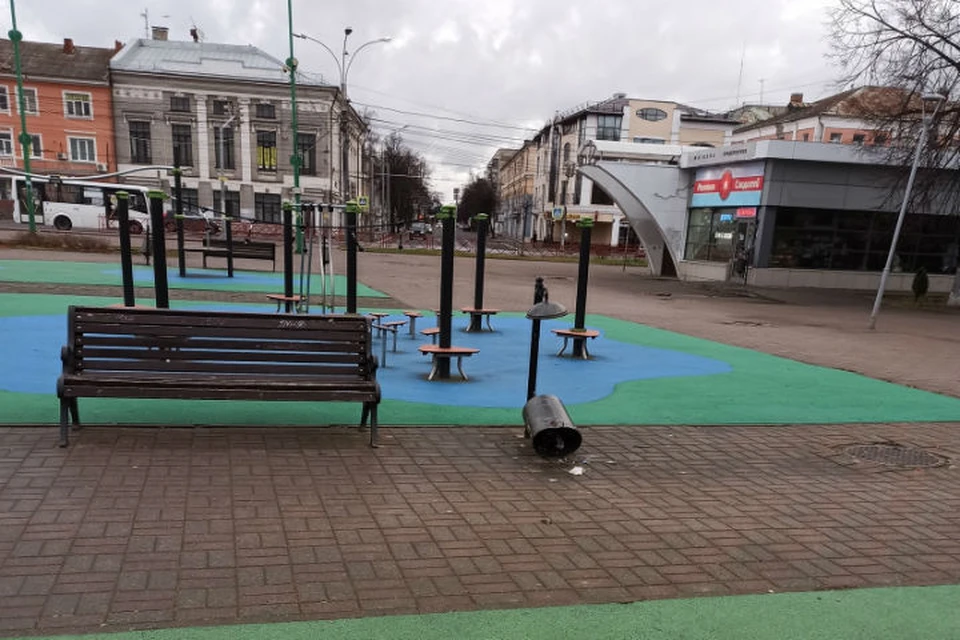 На детской площадке и рядом с ней валяется мусор. ФОТО: группа "Жесть Ярославль" во ВКонтакте