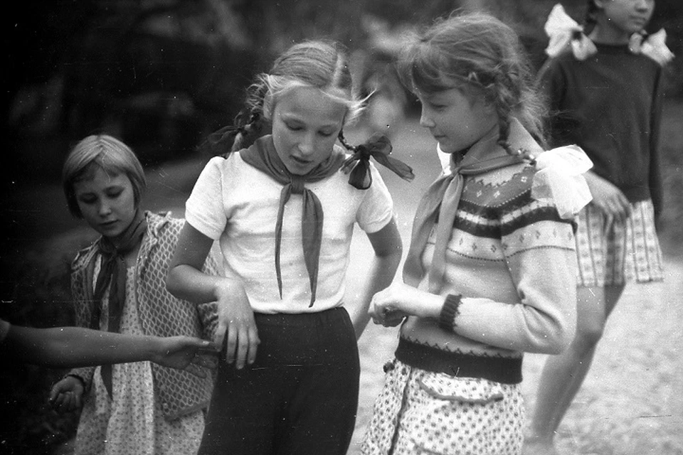 Школьники 60. Школьники 60-х годов фото. Школьники 60-х дерутся фото. Школьники 60-х 376x256. Школьники 70х длинными волосами клеши.