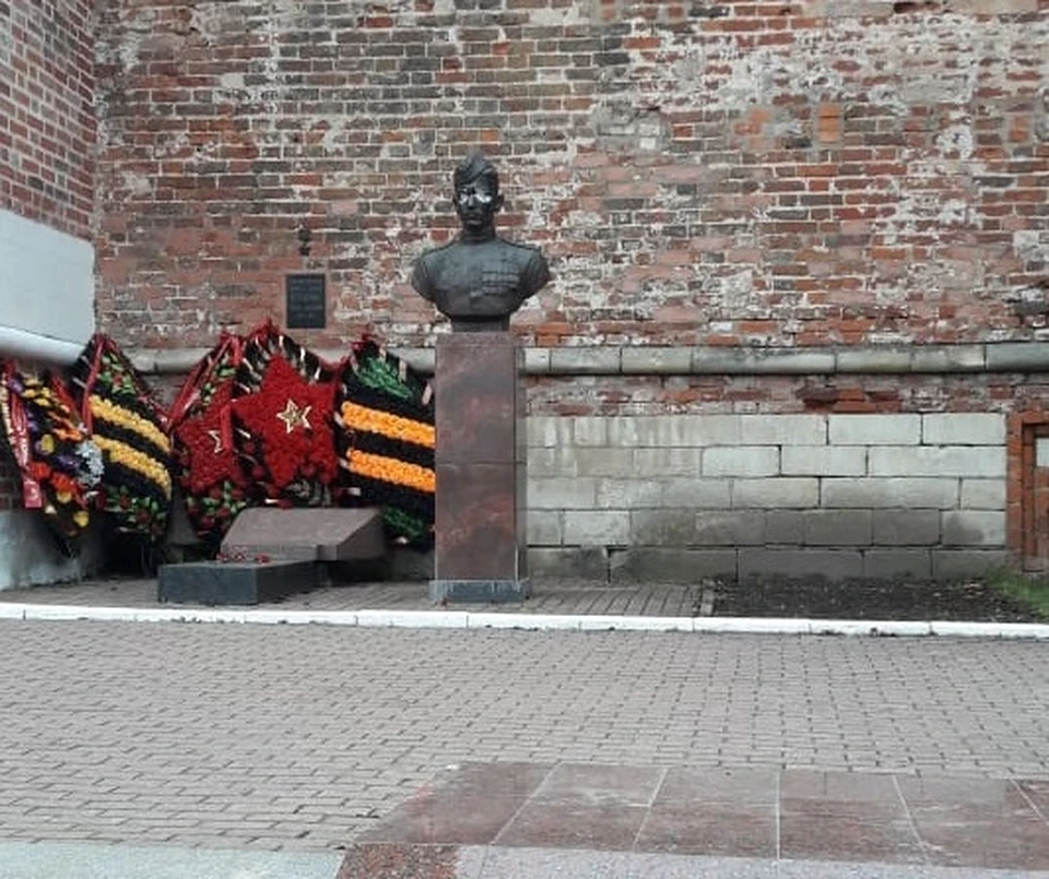 В Смоленске СКР проводит проверку по осквернению бюстов Героев. Фото: администрация Смоленской области.