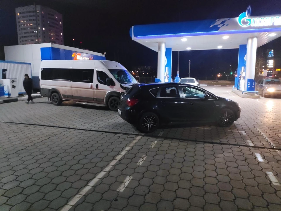 В Орле микроавтобус сбил мужчину и врезался в иномарку на заправке. Фото Госавтоинспекции Орловской области.
