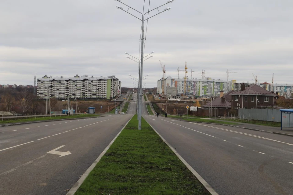 Дорога представляет собой четырехполосную магистраль, ширина полос составляет 3,5 метра