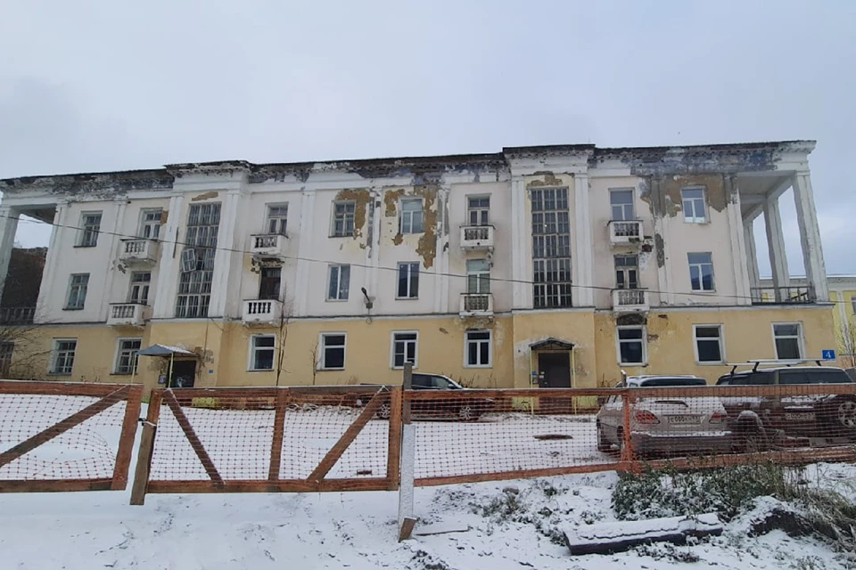 С 2015 года в здании на улице Моисеева,4 начала разрушаться крыша, а из-за этого и фасад дома. Фото: Юлия Сибряева