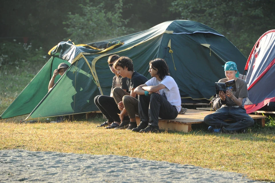 Два туриста вышли с базы. Палаточный лагерь Шпаро. Лагерь Шпаро Краснодарский край. Лагерь с палатками. Детский палаточный лагерь.