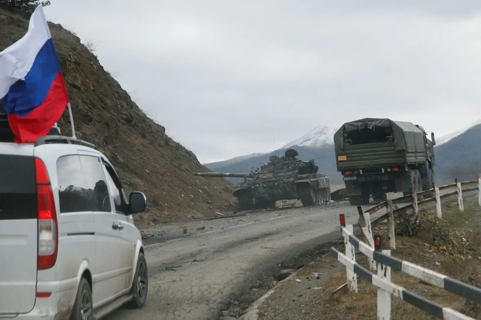 Российские военные сопровождают 19 автобусов с беженцами в Лачинском коридоре