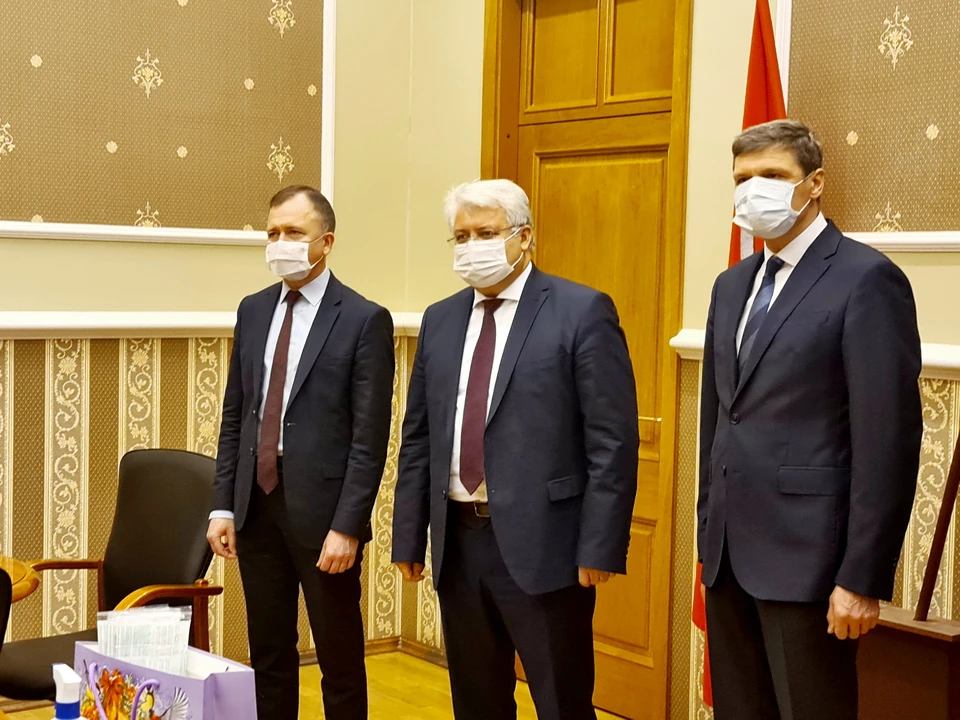 Глава Комаздрава Лисовец и вице-губернатор Эргашев представили нового главврача Мариинской больницы Завражнова (справа). Фото: gov.spb.ru
