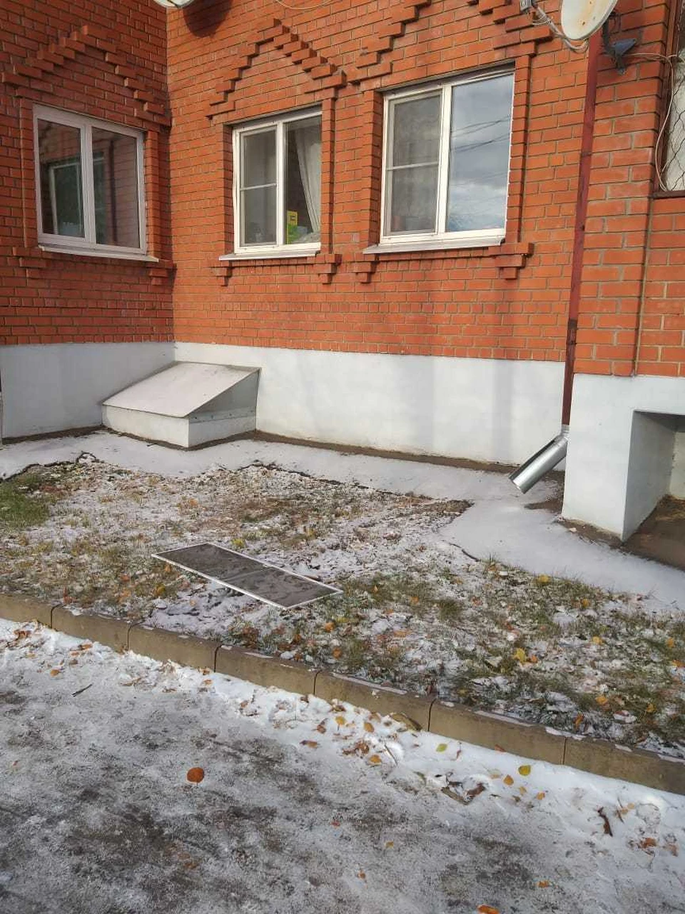 Малышка упала с четвертого этажа