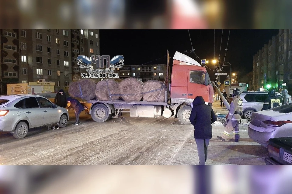 На улице Кузнецова водитель врезался в столб. Фото: vk.com/ЧП | ДТП Челябинск