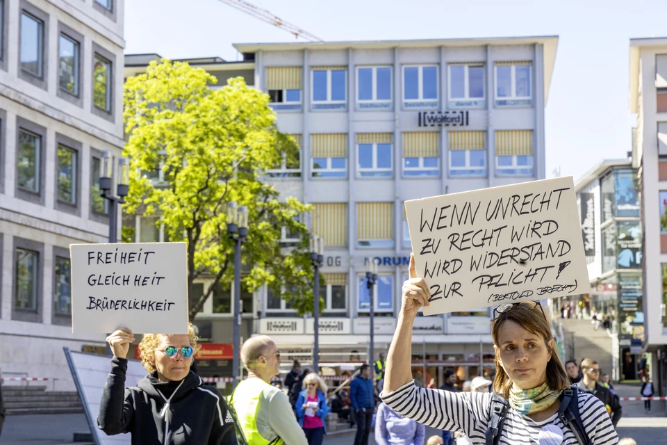В Германии граждане протестуют из-за введения новых ограничений на фоне роста заболеваемости коронавирусом