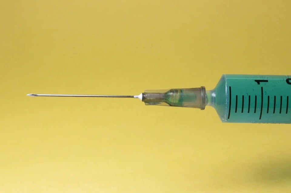 Юных астраханцев продолжают вакцинировать от гриппа