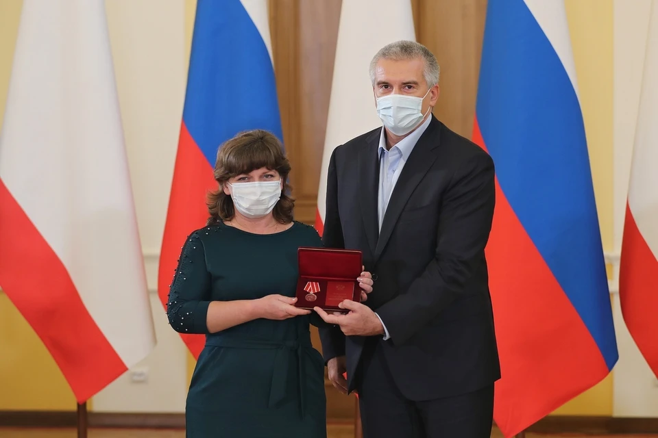 Глава Крыма вручил госнаграды медикам за вклад в борьбу с COVID-19. Фото: Сергей Аксенов / ВКонтакте