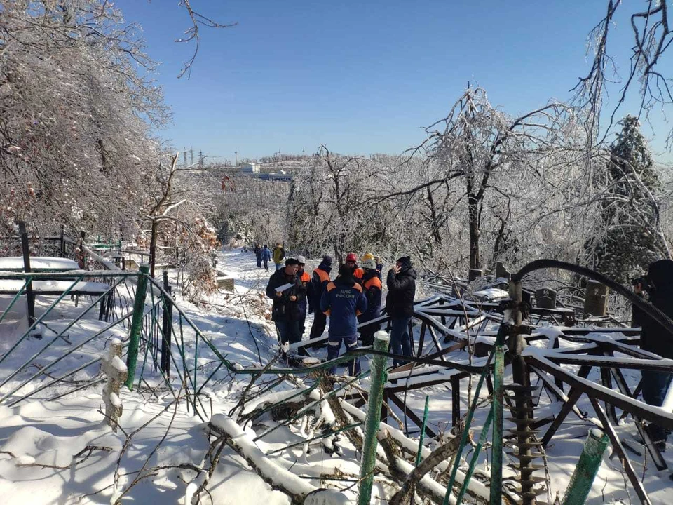 Энергетикам помогают сотрудники МЧС, военнослужащие. Фото: ДРСК