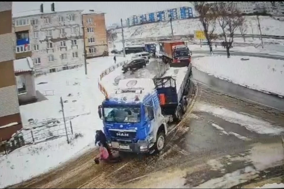 Женщина угодила под колеса большегруза