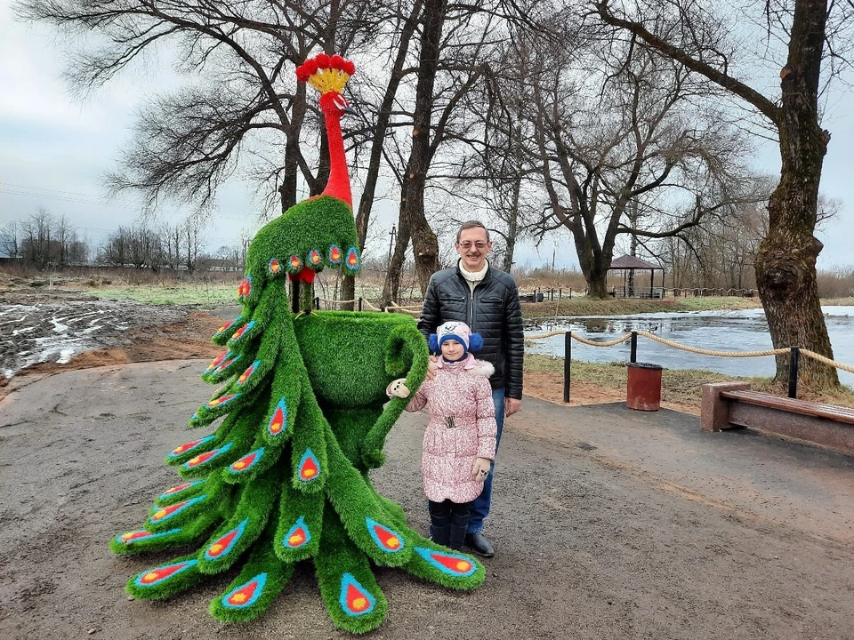 С огромным зелёным павлином сфотографировался глава района Олег Дубов. Фото:vk.com/dubov1967