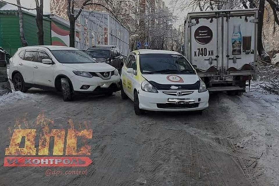 Местные жители уверяют, что дорога превратилась в каток