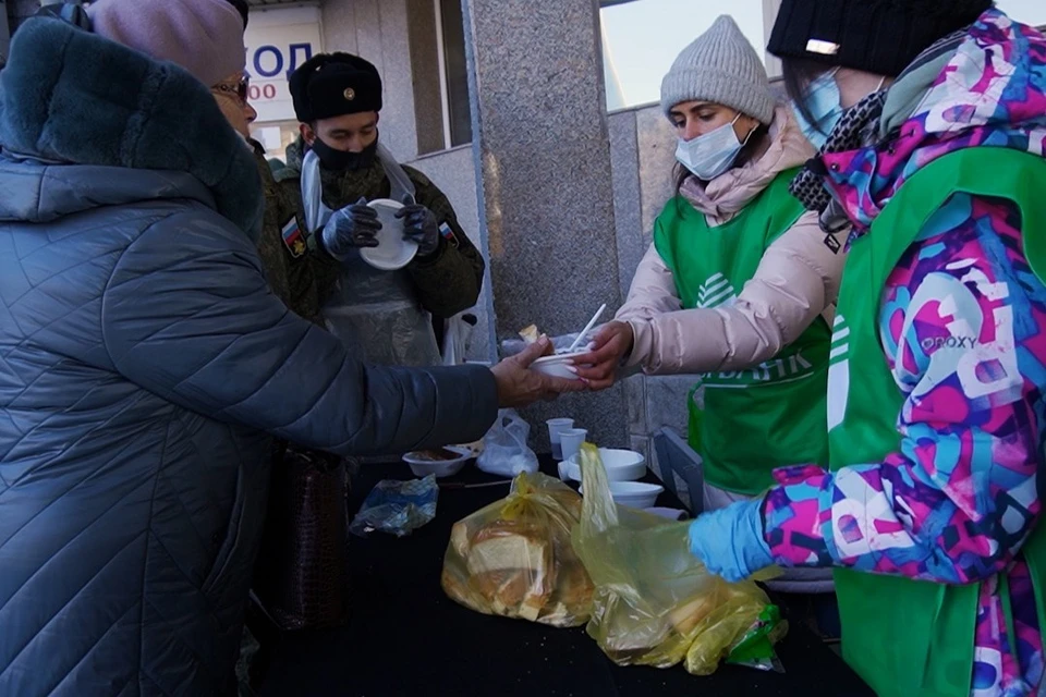 За день питание и напитки получили 1350 человек во Владивостоке и 500 в Артеме. Фото: пресс-служба Дальневосточного банка ПАО Сбербанк