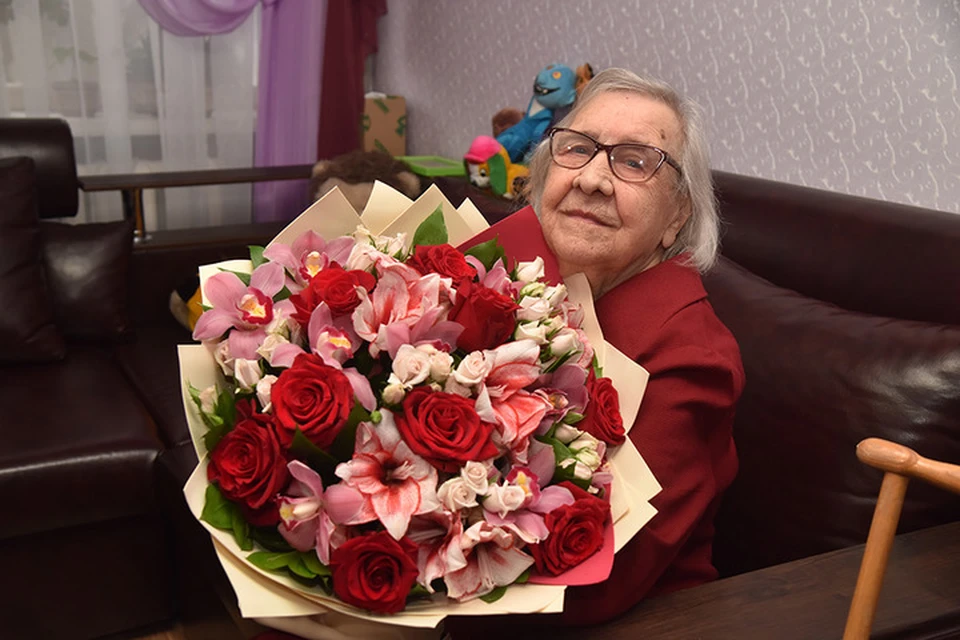 Юбиляр получила большой букет цветов от Дениса Пушилина. Фото: denis-pushilin.ru