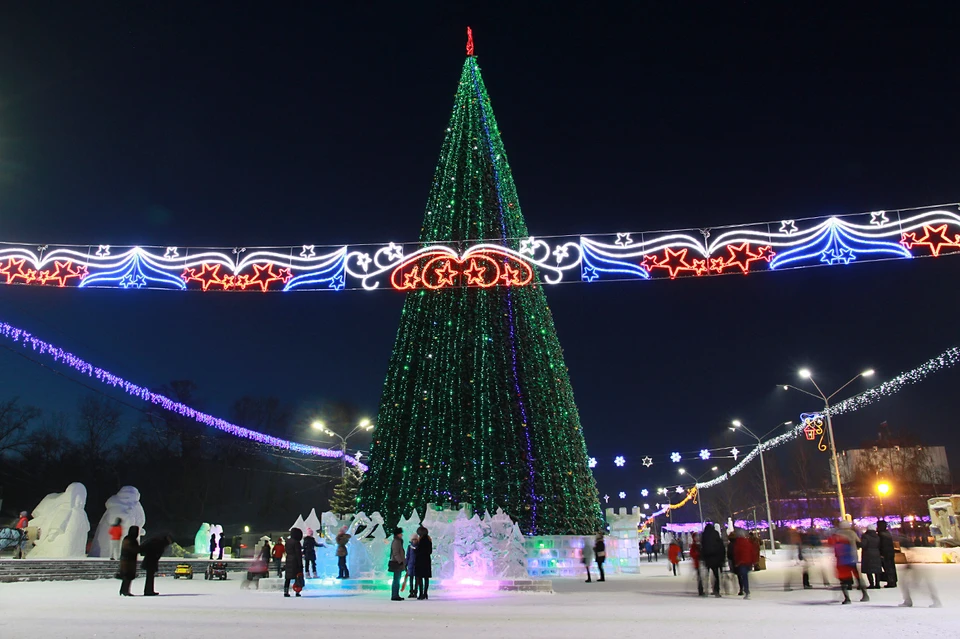 Новогодний городок на пл. Сахарова в Барнауле