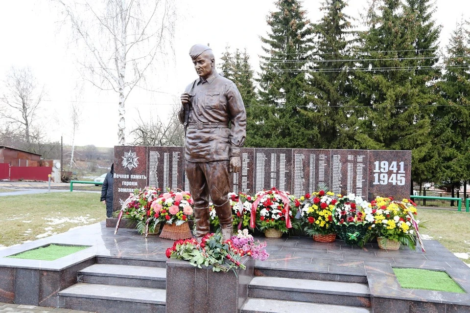 Памятник «Погибшим землякам» в деревне Алешня. Фото: пресс-служба губернатора Орловской области