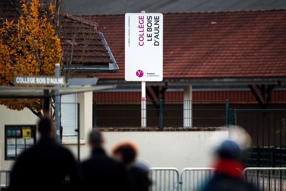 Полицейские охраняют территорию вокруг колледжа Буа д'Оль, где 2 ноября 2020 года на улицах парижского пригорода Конфлан-Сент-Онорин был обезглавлен преподаватель французского языка Сэмюэль Пати.