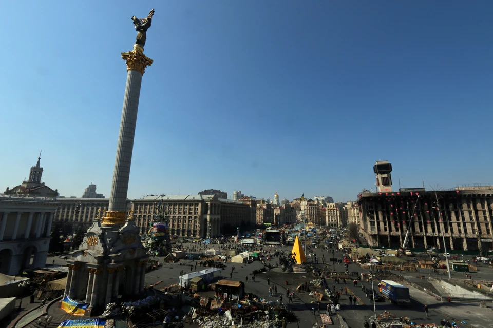 Киев, 2014 год. Площадь Незалежности (Независимости) и сгоревшее здание Дома Профсоюзов (справа).