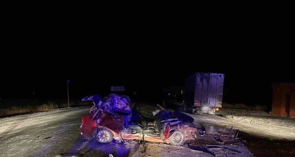 Жуткое фото: в аварии с легковушкой и грузовиком в Удмуртии умер человек