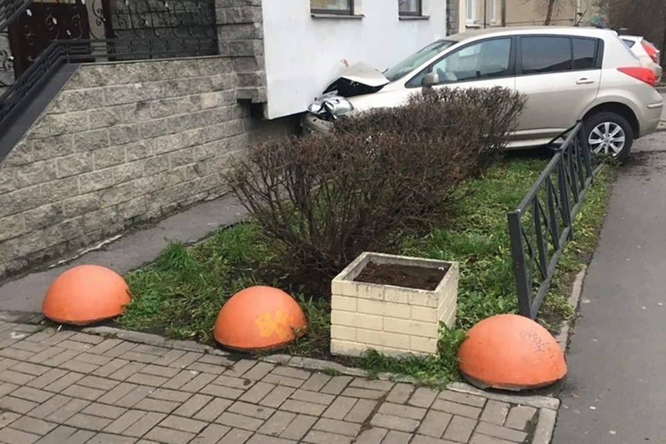 По свидетельствам очевидцев, за рулем иномарки была девушка в розовой шапочке. Фото: ДТП и ЧП | Санкт-Петербург | Питер Онлайн | СПб