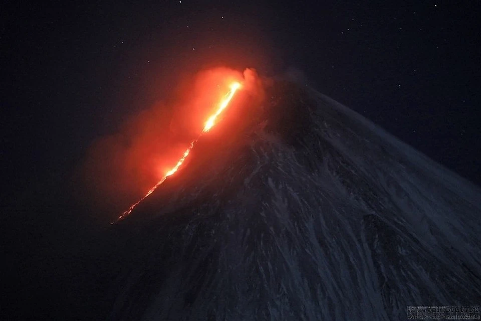 Проснулся вулкан еще в конце сентября. Фото: Камчатская вулканологическая станция ДВО РАН.