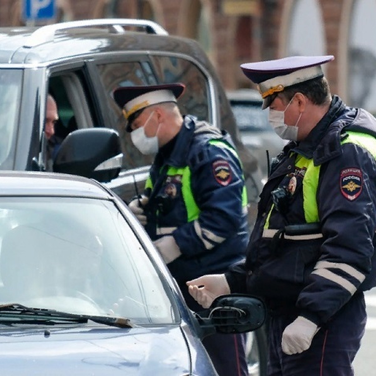 В Татарстане полицейские оставили в машине на трассе мать с двумя детьми -  KP.RU