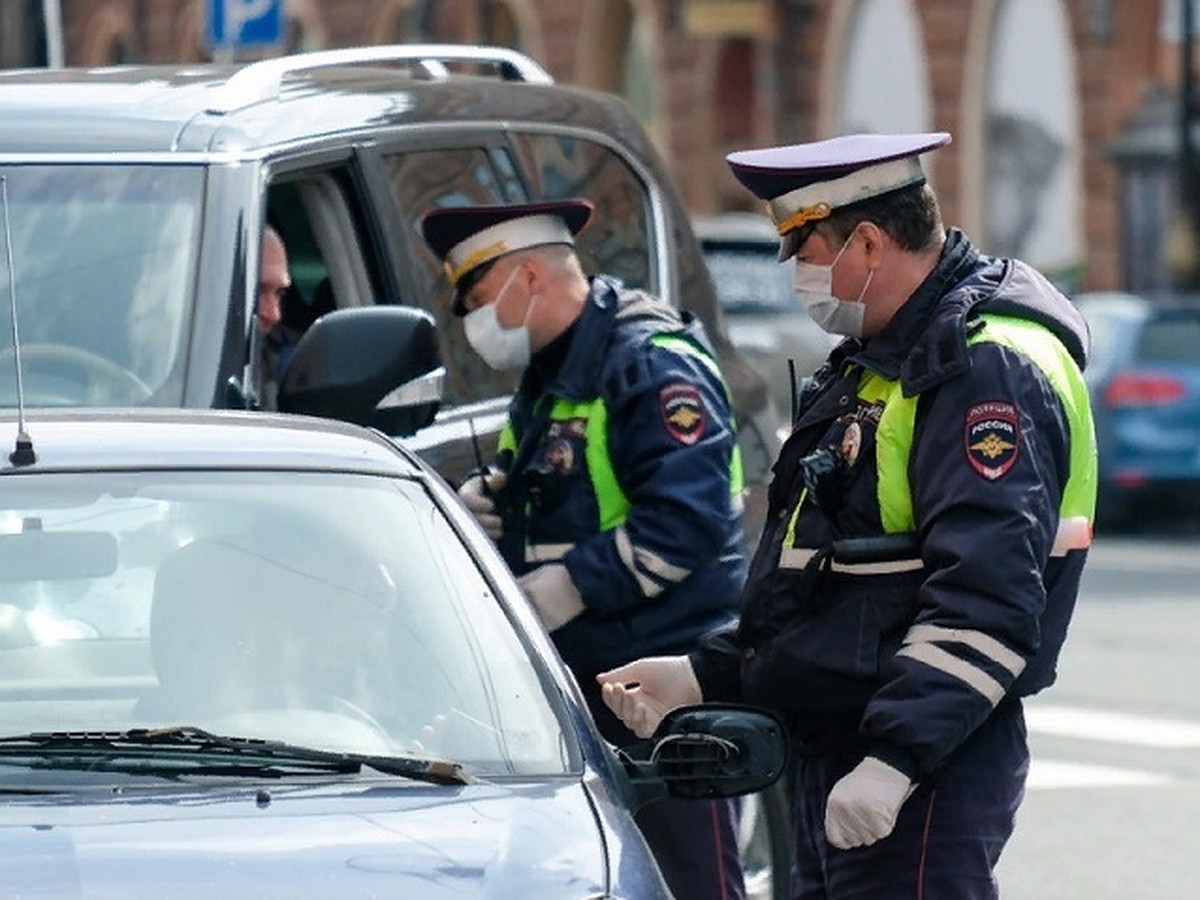 В Татарстане полицейские оставили в машине на трассе мать с двумя детьми -  KP.RU