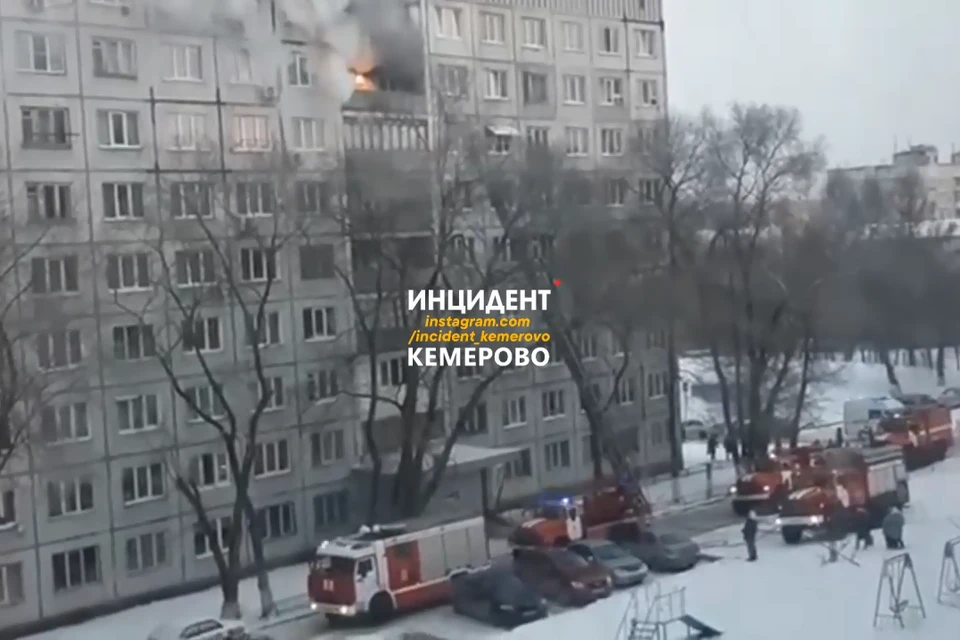 На проспекте Ленина в Кемерове загорелось общежитие. Фото: Инцидент Кемерово/ vk.com