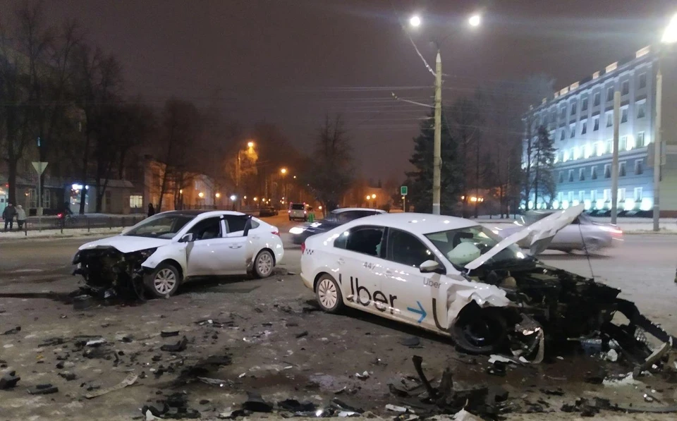 Жуткое фото: авария произошла около Центральной площади Ижевска