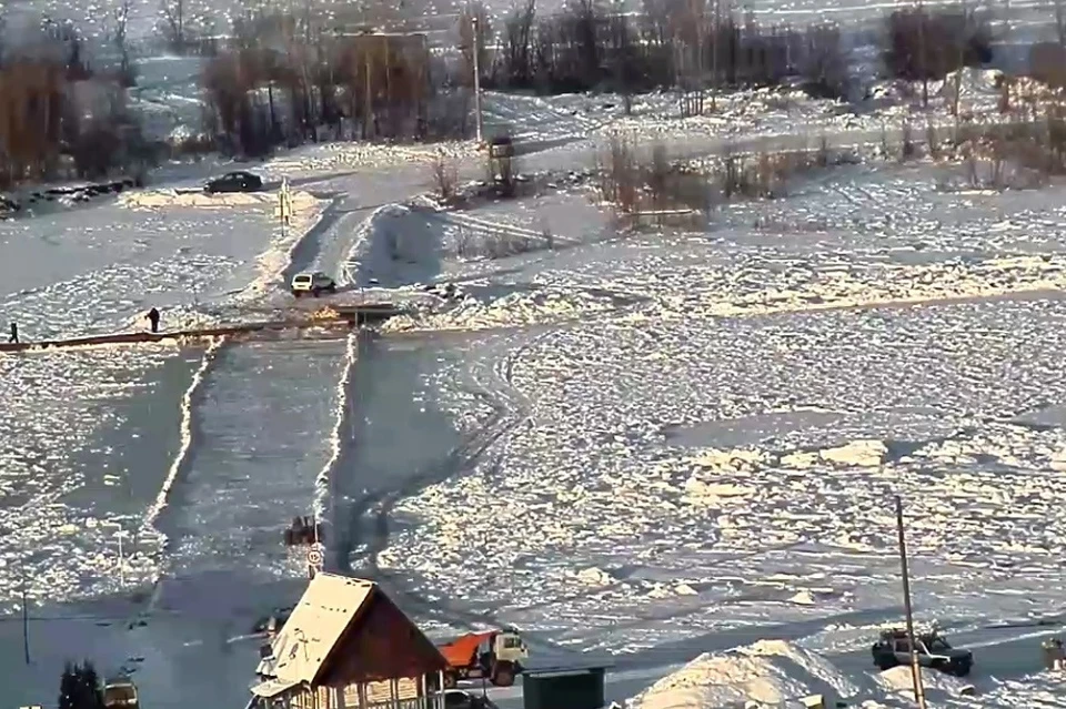 К отрезанному от мира кузбасскому поселку начали строить ледовую переправу. Фото: Пресс-центр Междуреченска/ vk.com