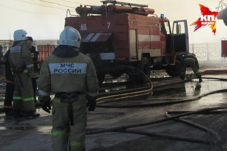 К моменту приезда пожарных, чердак дома был охвачен пламенем.