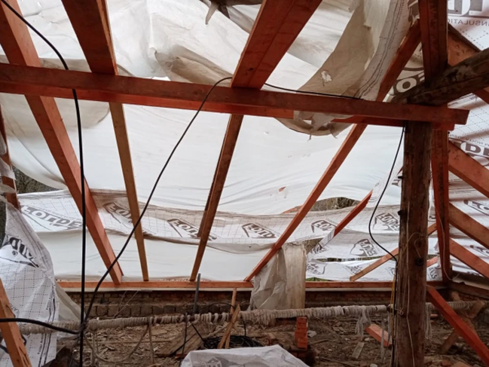 В Смоленской области на жильцов может упасть потолок из-за капремонта крыши. Фото: onf.ru.