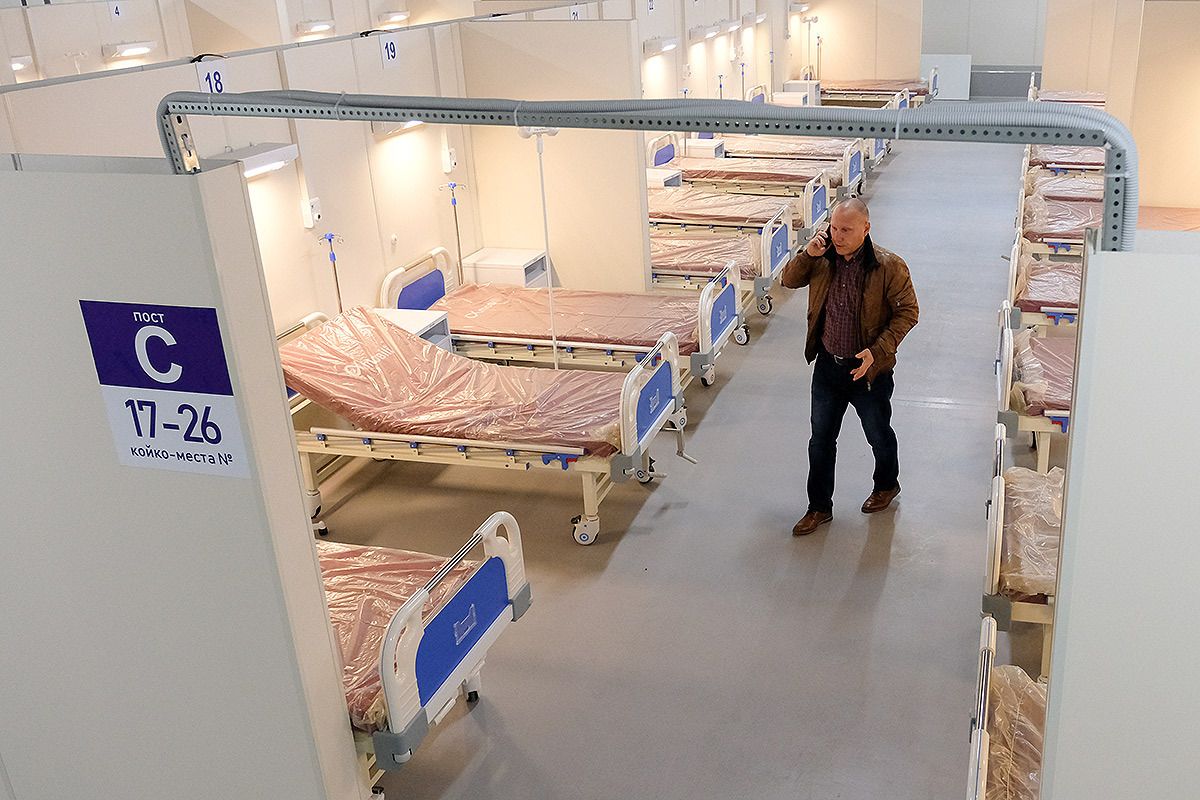 Санкт-Петербург. Временный госпиталь для больных коронавирусом COVID-19, развернутый в выставочном центре `Ленэкспо`.
