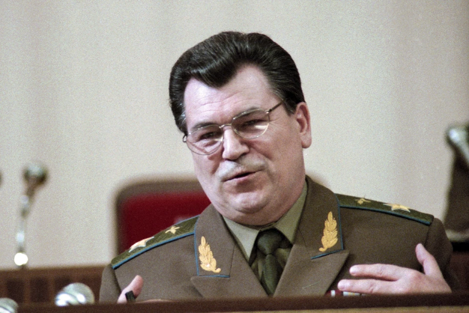 Став министром обороны СССР, Шапошников с первого дня работы на этом посту кропотливо входил в образ необычайно демократичного военачальника