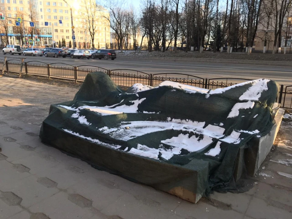 В Смоленске ОНФ требует вернуть горельеф на здание суда. Фото: onf.ru.
