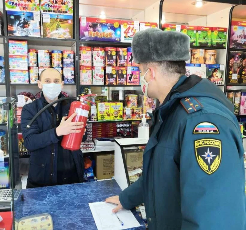 В Белгородской области спасатели проверяют магазины по продаже пиротехники. Фото пресс-службы Главного управления МЧС России по Белгородской области