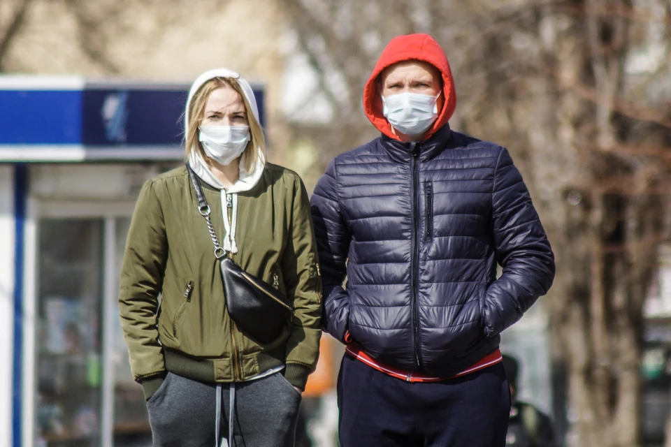 В Самаре некоторые горожане на всякий случай маски надевают уже не только в помещениях, но и на улицах
