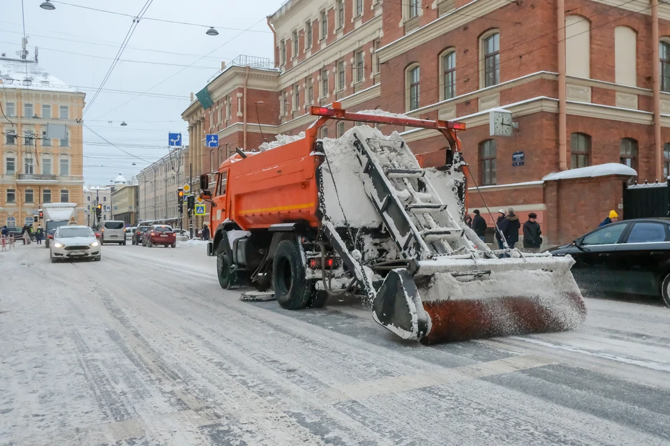 В Петербурге чистят улицы от снега.