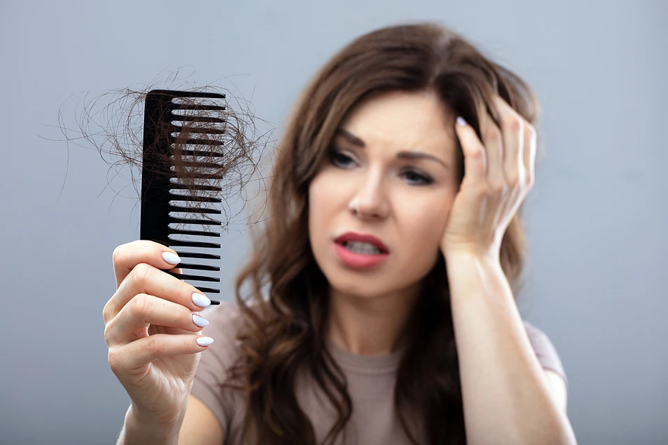 Когда организм активно борется с воспалением во время инфекции, запасы цинка истощаются, и это может быть одной из причин заметного выпадения волос