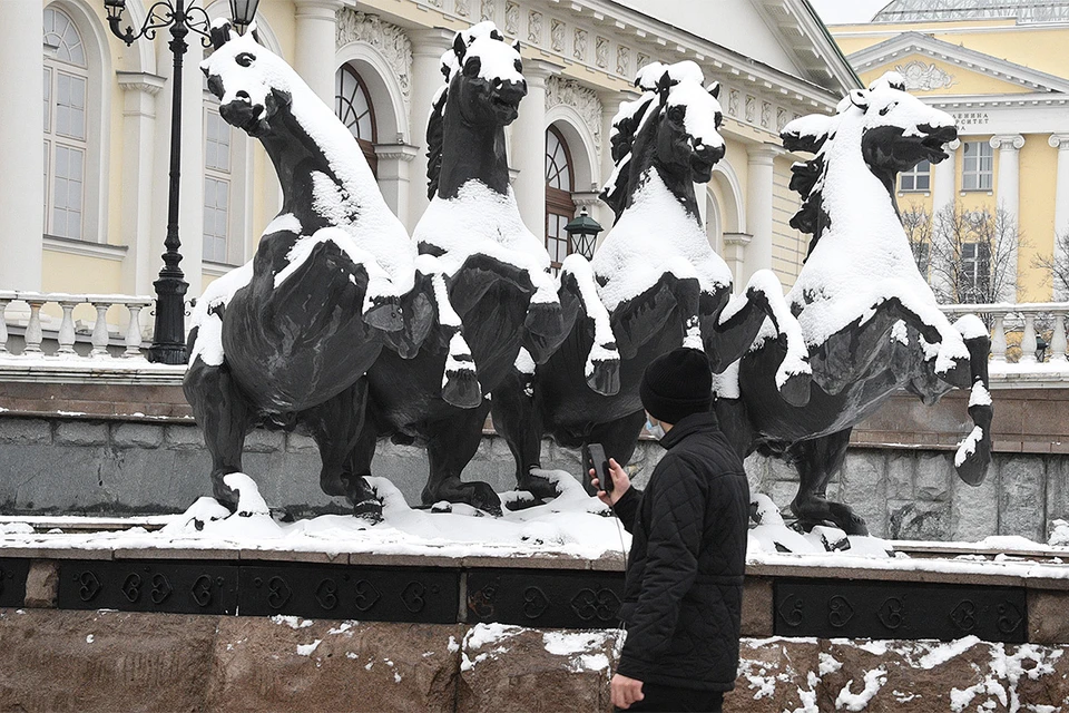 Москва. Прохожие у фонтана `Времена года` на Манежной площади.